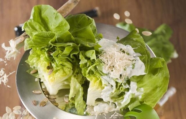 Sonkás sertéstekercs, tormás fejes salátával diabetikusan Húsvétra