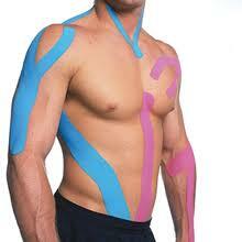 Fájdalomcsillapítás, elasztikus szalag, kineziotape szalag. Fájdalomcsillapítás, elasztikus szalag, kineziotape szalag.
