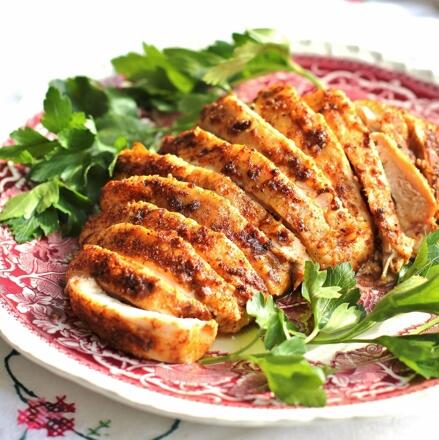 Pulykamell fűszeres margarinnal köretnek vitamisaláta a húsvéti asztalra, cukorbetegeknek is. Pulykamell fűszeres margarinnal és vitaminsaláta körettel a húsvéti asztalra, cukorbetegeknek is.