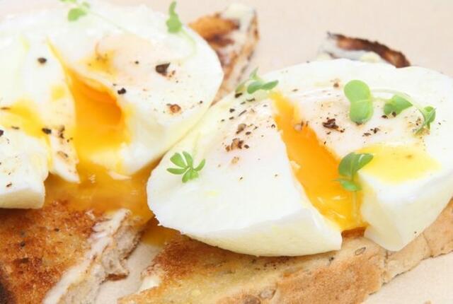 A tojás fogyasztása fokozza a teltségérzetet és emeli a HDL-koleszterin szintjét. A tojás olyan tápanyagokat is tartalmaz, melyek csökkentik a 2-es típusú cukorbetegség és a szív-érrendszeri betegségek kockázatát. 
